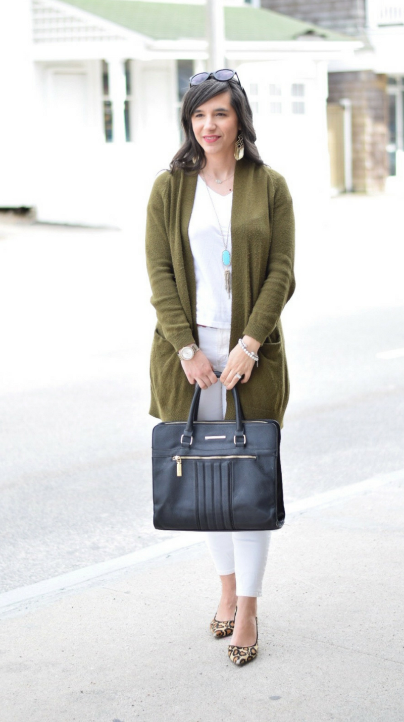 all white teacher outfit_white skinny jeans_olive cardigan_leopard pumps